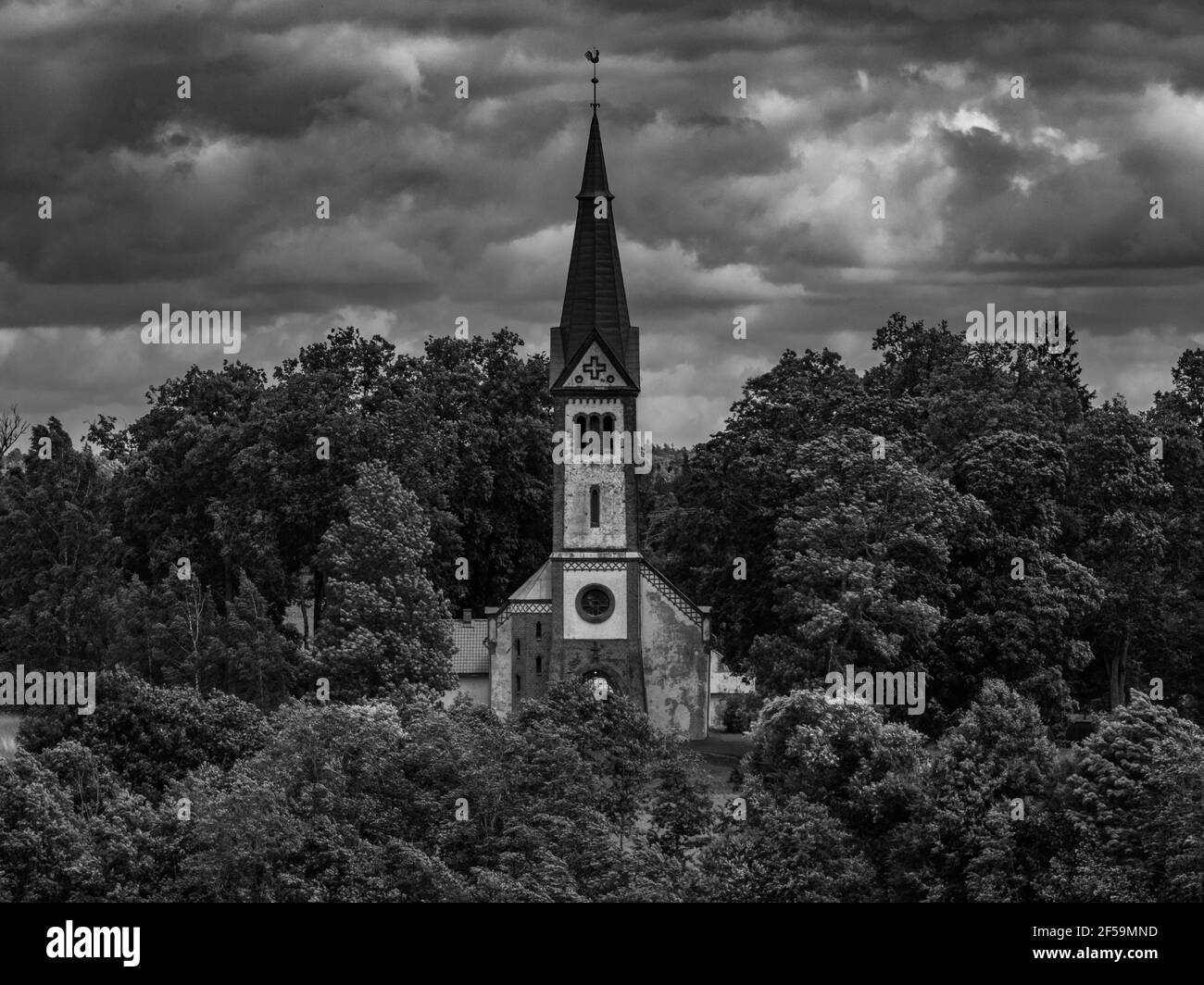 Bella e colorata valle forestale sul fiume Gauja a Sigulda, Lettonia. Paesaggio con la chiesa. Foto Stock