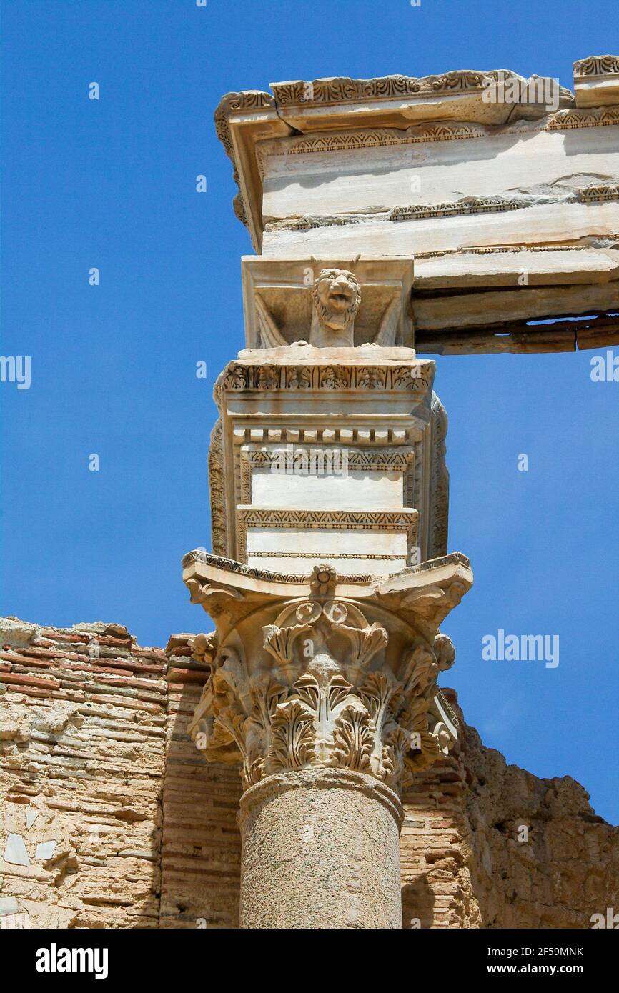 Particolare di colonna romana, capitale e entablature, Basilica di Severan, Leptis Magna, Libia Foto Stock