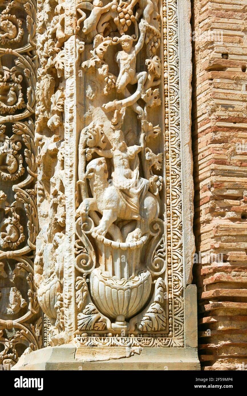 Particolare del pilaster romano in marmo intagliato, basilica, adiacente al foro di Severan, Leptis Magna, Libia Foto Stock