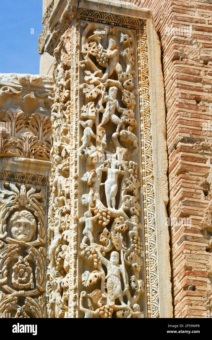 Particolare del pilaster romano in marmo intagliato, basilica, adiacente al foro di Severan, Leptis Magna, Libia Foto Stock