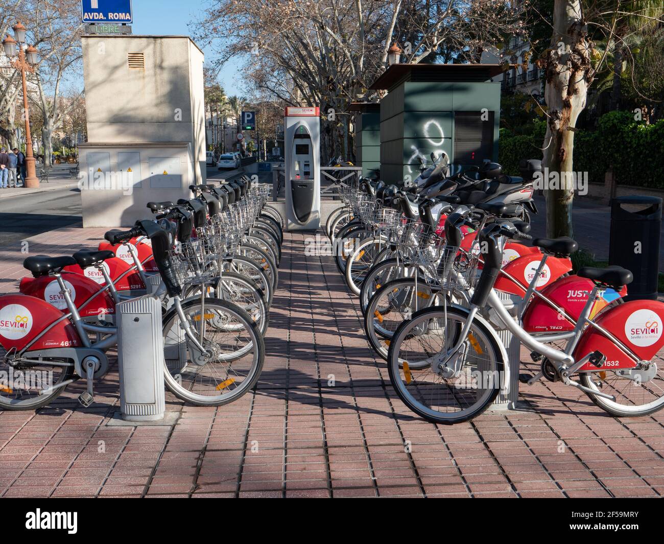 Noleggio biciclette per pendolari e turisti parcheggiati a Avienda de Roma Siviglia Spagna. Foto Stock
