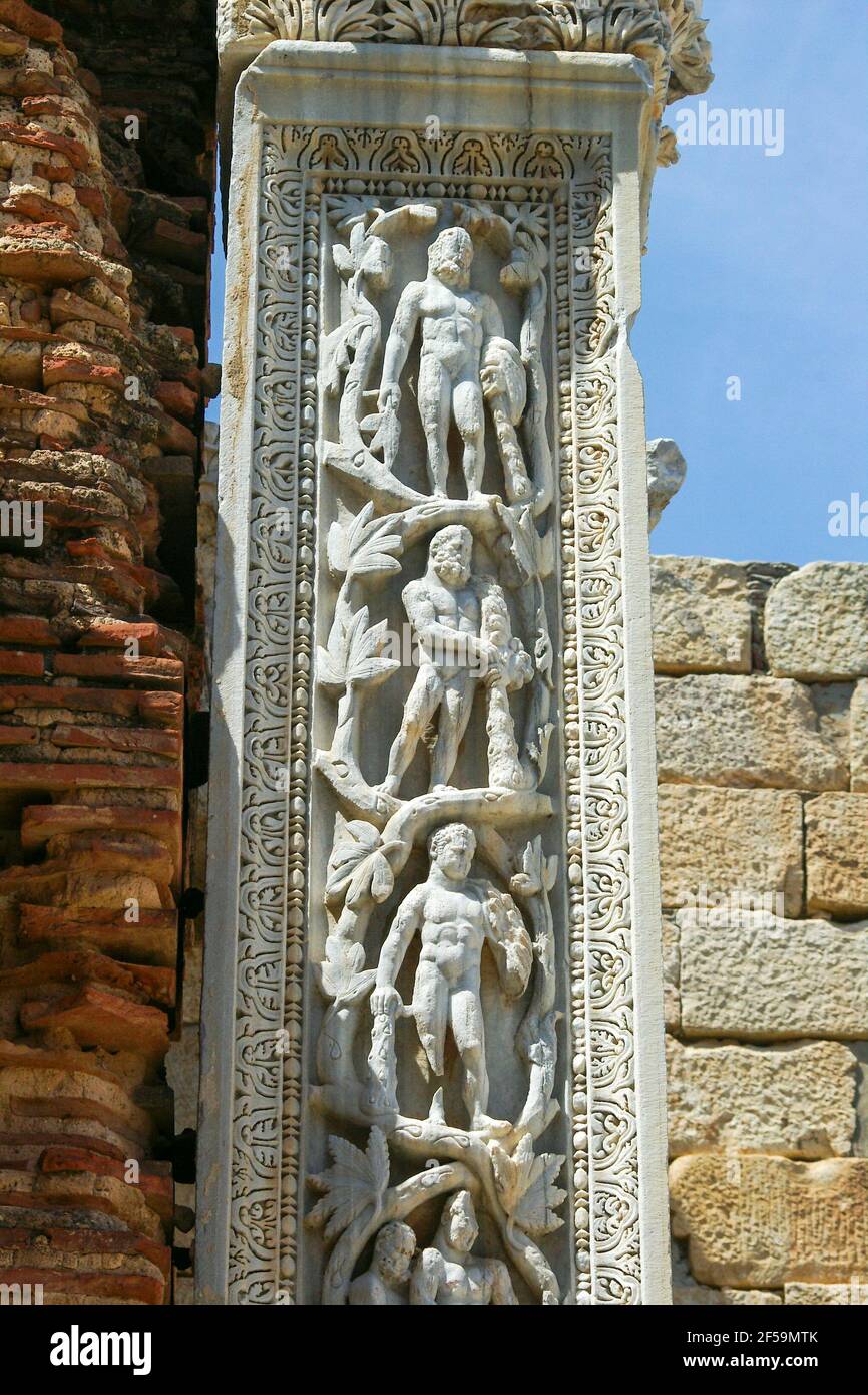 Particolare del pilaster romano in marmo intagliato, basilica, adiacente al foro di Severan, Leptis Magna, Libia Foto Stock