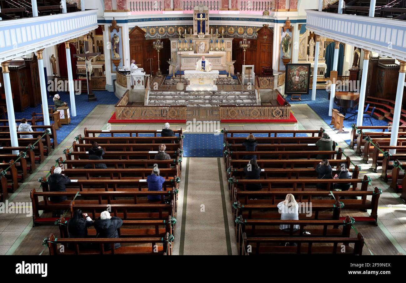 Il canonico Tom White ha un servizio di massa al St Mary's Catholic Chuch di Calton, Glasgow, dopo che i regolamenti del coronavirus che hanno forzato la chiusura delle chiese in Scozia e criminalizzato il culto pubblico sono stati considerati illegali dalla Corte di sessione. Le chiese saranno autorizzate ad aprire il venerdì sotto la guida del governo scozzese. Data immagine: Giovedì 25 marzo 2021. Foto Stock