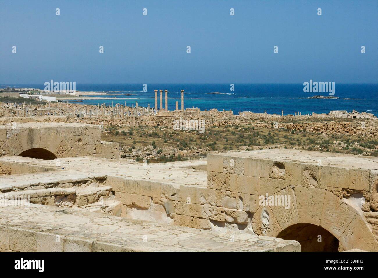 Vista a distanza del Tempio di Iside, rovine romane, Sabrata, Libia Foto Stock