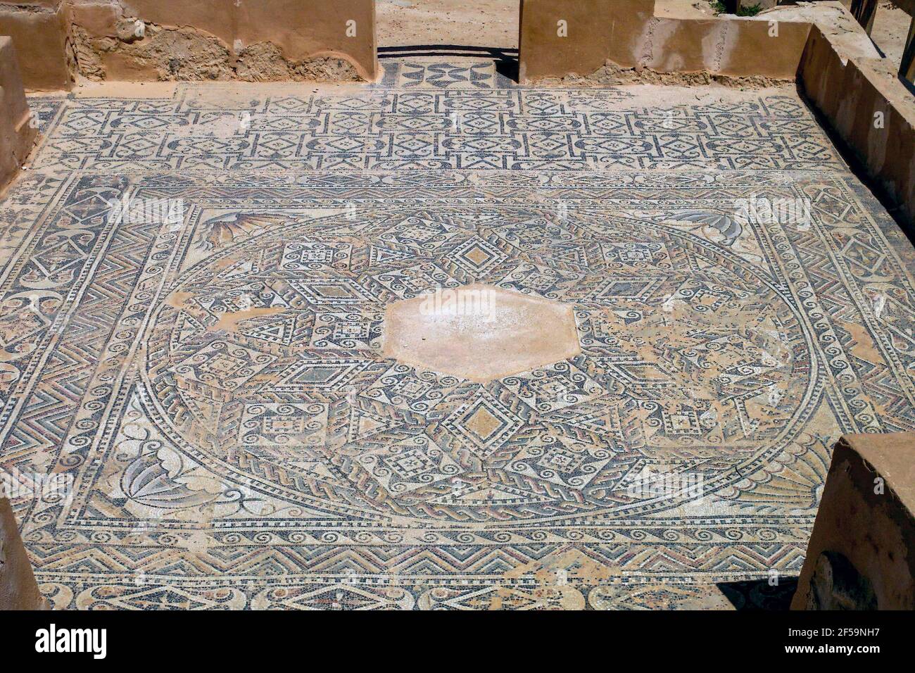 Pavimento a mosaico, bagni di Oceanus, rovine romane di Sabratha, Libia Foto Stock
