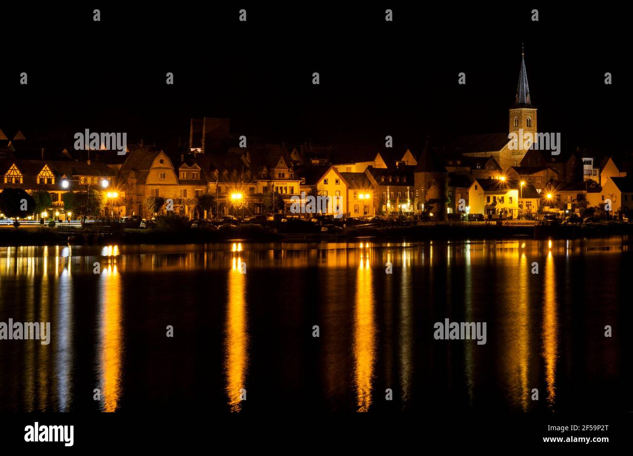 Vista su Alken e il fiume Mosella di fronte di notte, Germania. Foto Stock
