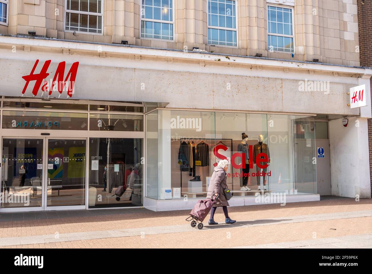 Negozio di abbigliamento moda H & M ad High Street, Southend on Sea, Essex, Regno Unito, chiuso, Chiuso, durante il blocco pandemico COVID 19. Acquirente senior Foto Stock