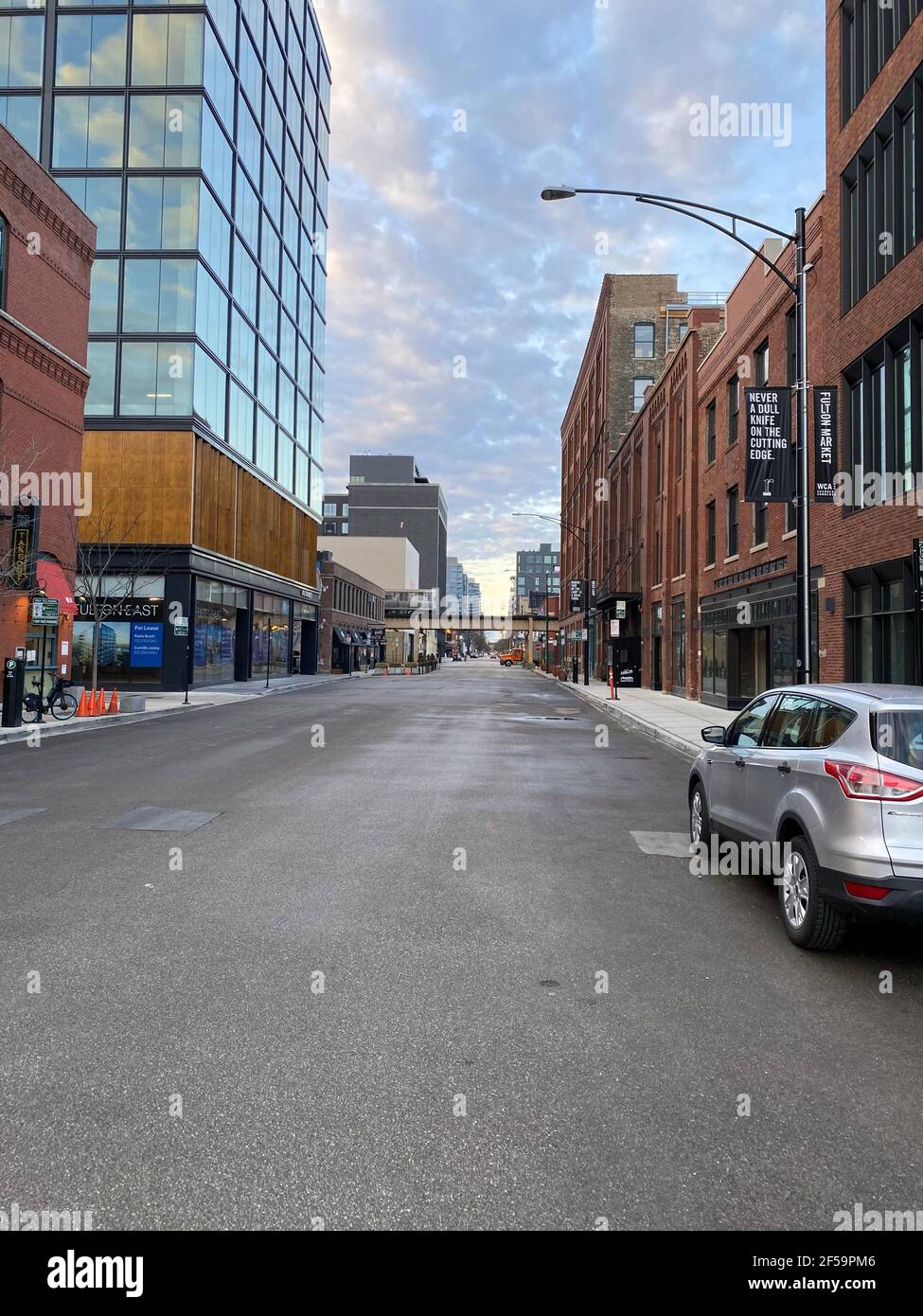 CHICAGO, STATI UNITI - Mar 24, 2021: Mercato di Fulton nel West Loop di Chicago. Transizione da costruzione, Covid e inverno. Foto Stock