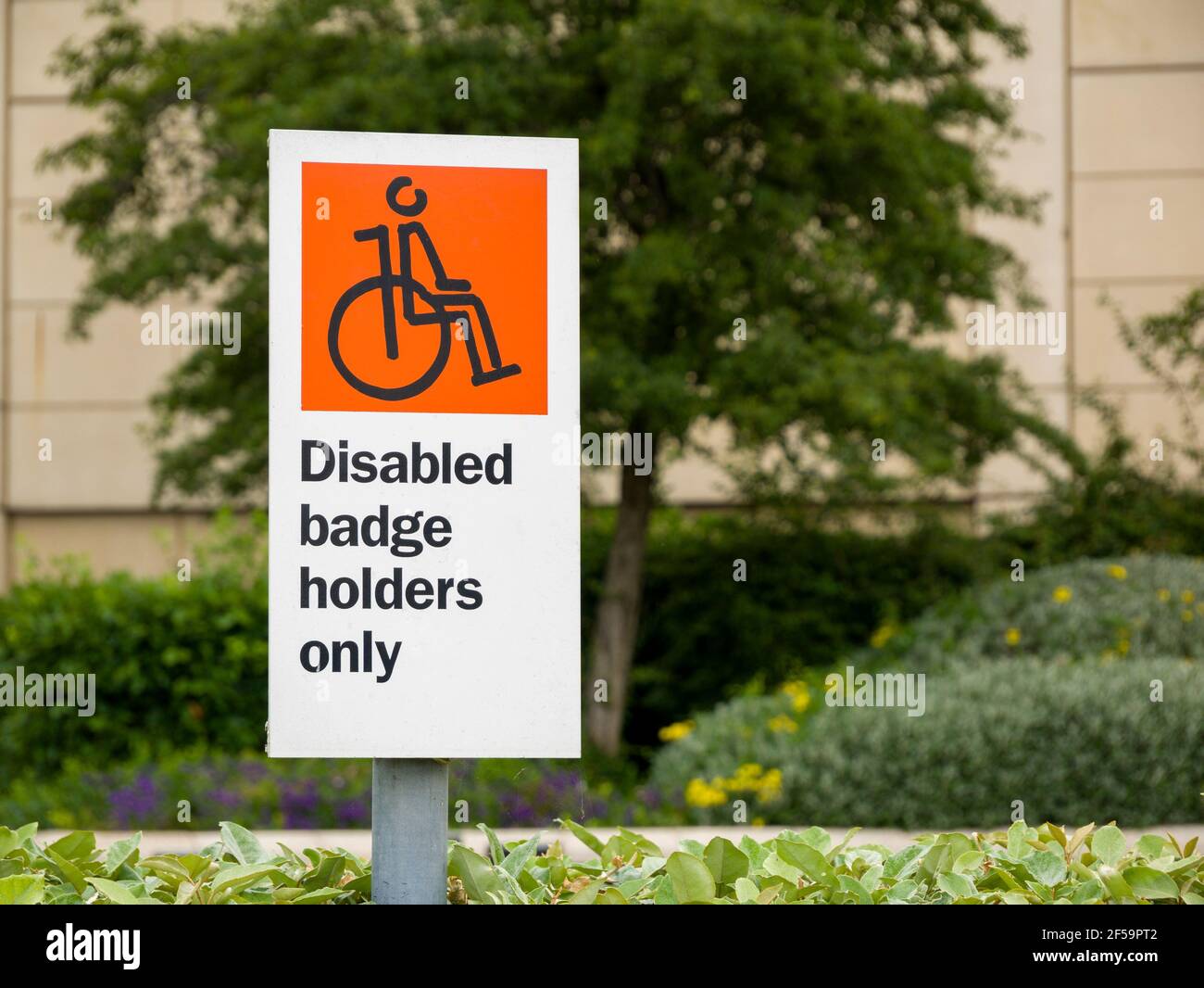 Un cartello per disabili Badge Holders solo nel parcheggio presso il centro commerciale Mall a Cribbs Causeway vicino a Bristol, Inghilterra. Foto Stock