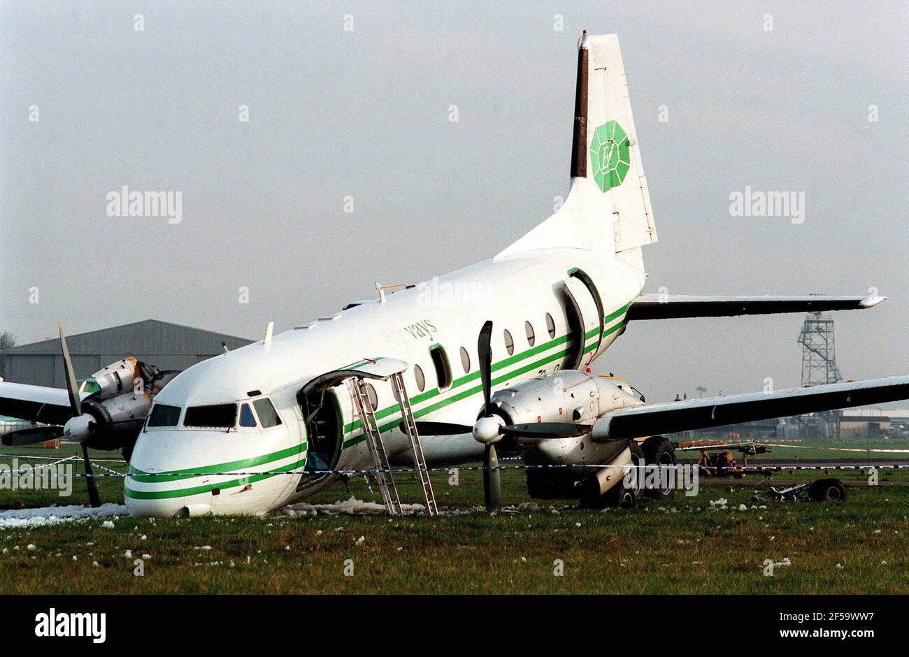 Leeds United Football Team aereo che si è schiantato marzo 1998 il L'aereo che riporta Leeds United allo Yorkshire si trova al naso giù Dopo un incidente atterrando al decollo all'aeroporto di Stansted Foto Stock