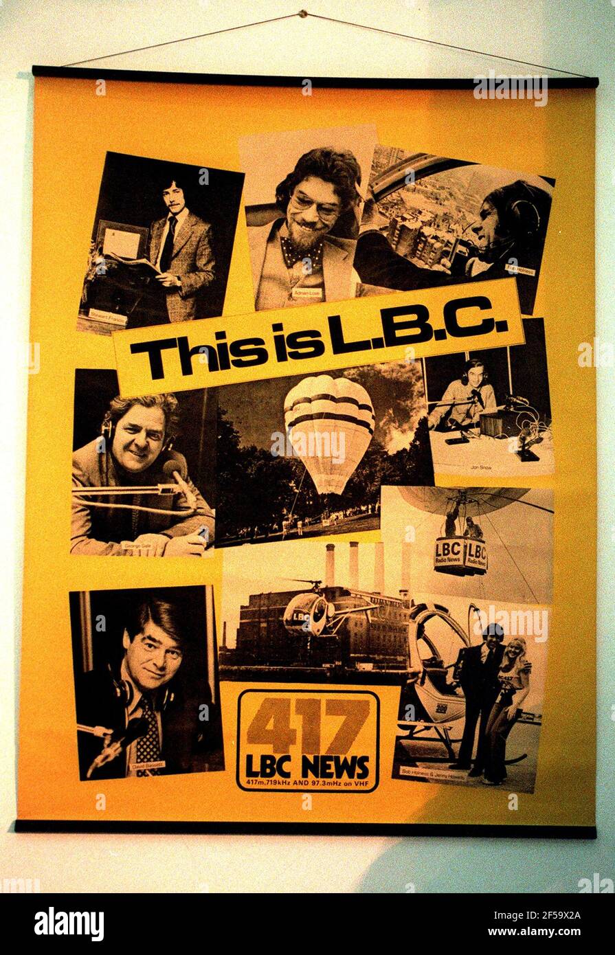 Un poster originale alla stazione radio LBC ottobre 1998 dove Festeggiano i 25 anni di radio commerciale Foto Stock