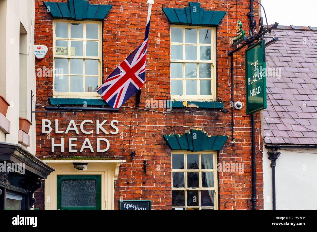 Esterno del pub Blacks Head a Wirksworth Derbyshire England UK prima della sua rinomina a causa delle connotazioni razziste del suo nome originale. Foto Stock