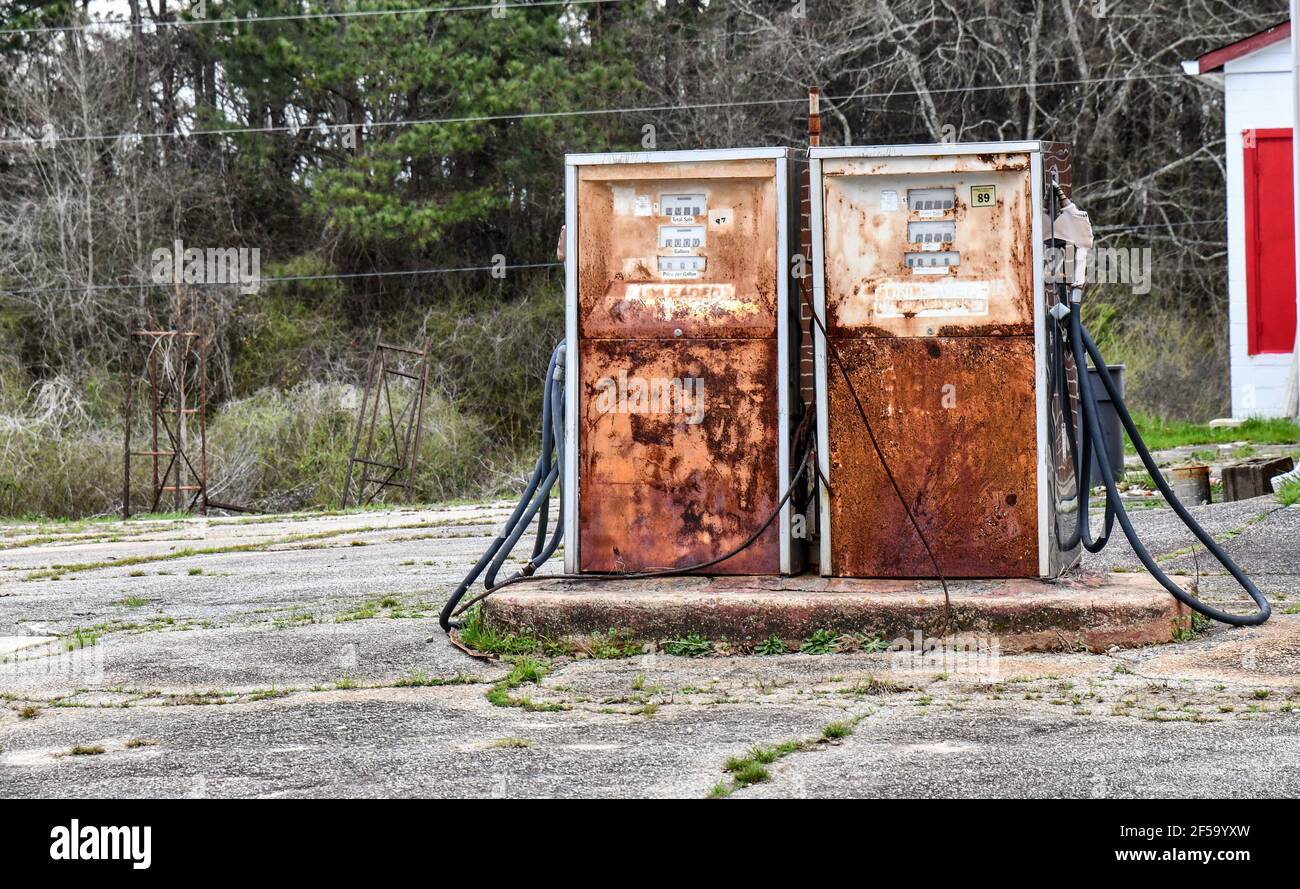 vecchia pompa di petrolio vintage arrugginita presso la stazione di benzina abbandonata Foto Stock