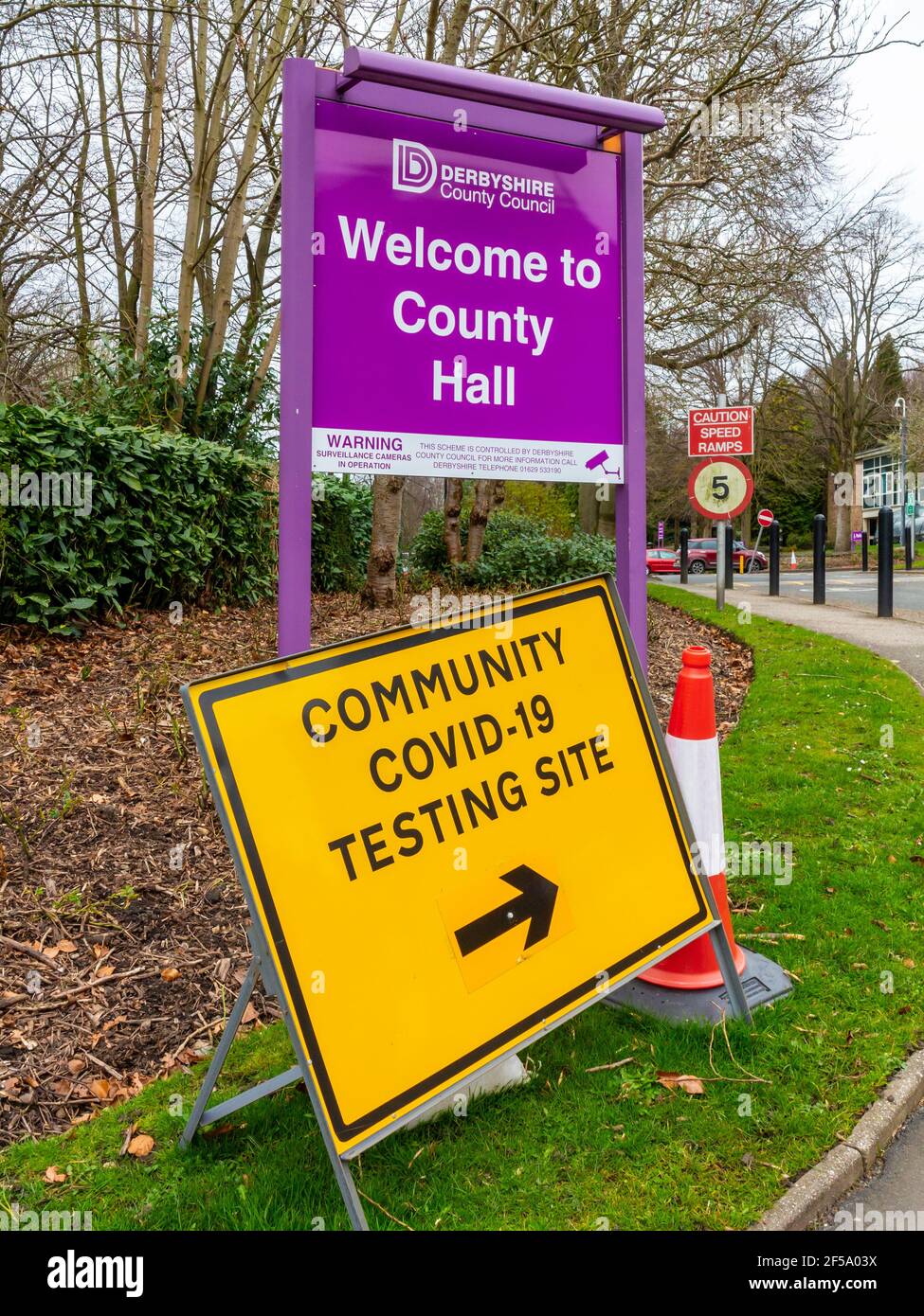 Sign Outside Community Covid 19 Testing Site offre test di flusso laterale in Matlock Derbyshire UK durante il terzo blocco inglese nel marzo 2021. Foto Stock