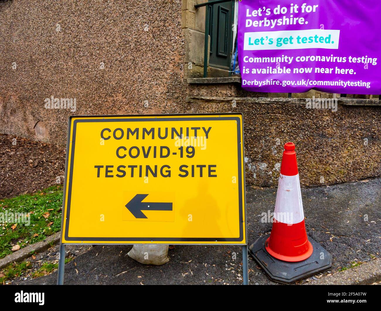 Sign Outside Community Covid 19 Testing Site offre test di flusso laterale in Matlock Derbyshire UK durante il terzo blocco inglese nel marzo 2021. Foto Stock