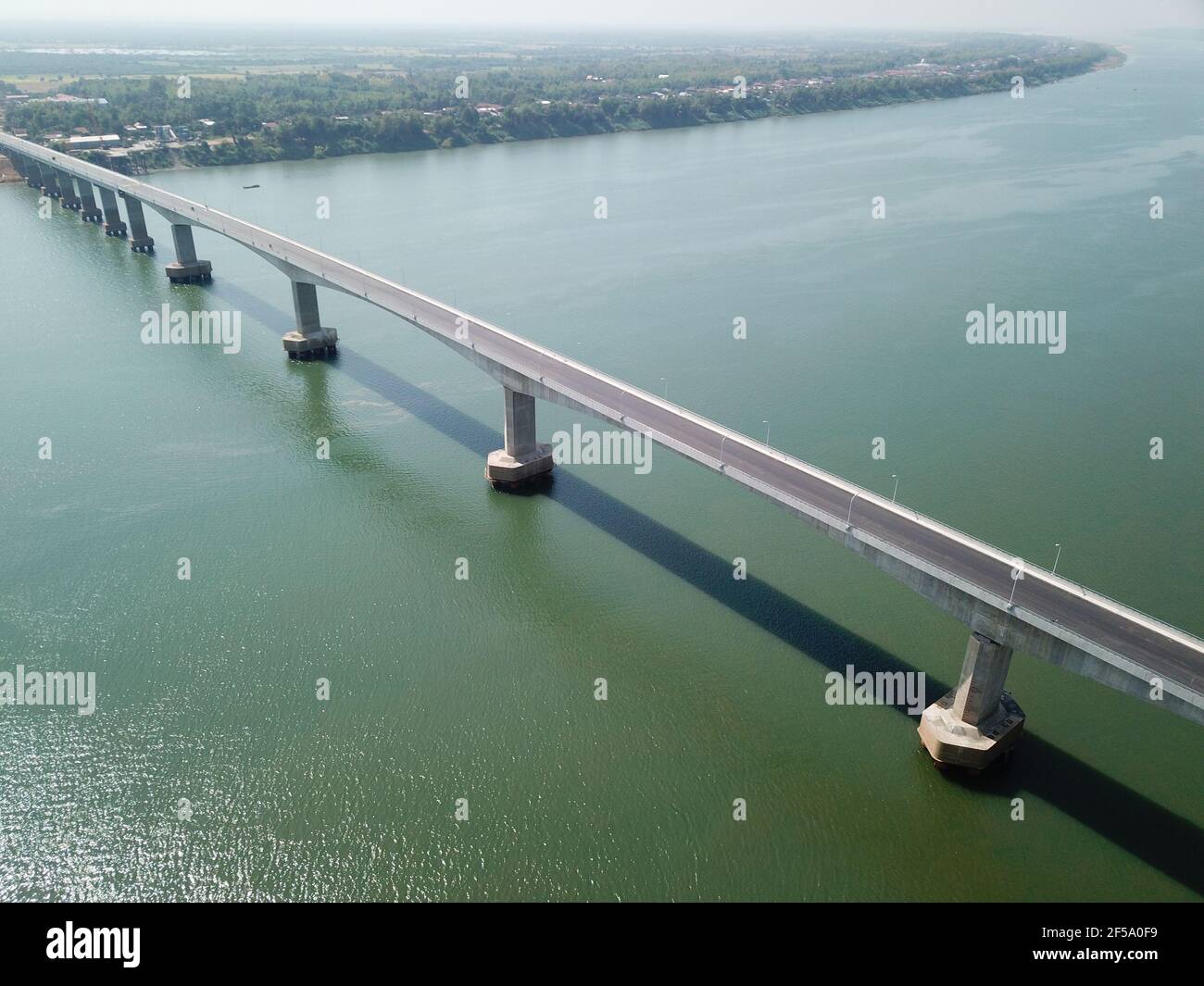 (210325) -- PHNOM PENH, 25 marzo 2021 (Xinhua) -- Foto aerea scattata il 11 marzo 2021 mostra l'ottavo ponte dell'amicizia Cambogia-Cina attraverso il fiume Mekong, che collega la provincia di Kampong Cham e la provincia di Tbaung Khmum nel sud-est della Cambogia. I lavori di costruzione dell'ottavo ponte dell'amicizia tra Cambogia e Cina sono stati completati prima del previsto nonostante la pandemia del COVID-19, ha detto martedì il ministro cambogiano dei lavori pubblici e dei trasporti Sun Chanthol. (Shanghai Construction Group/Handout via Xinhua) Foto Stock