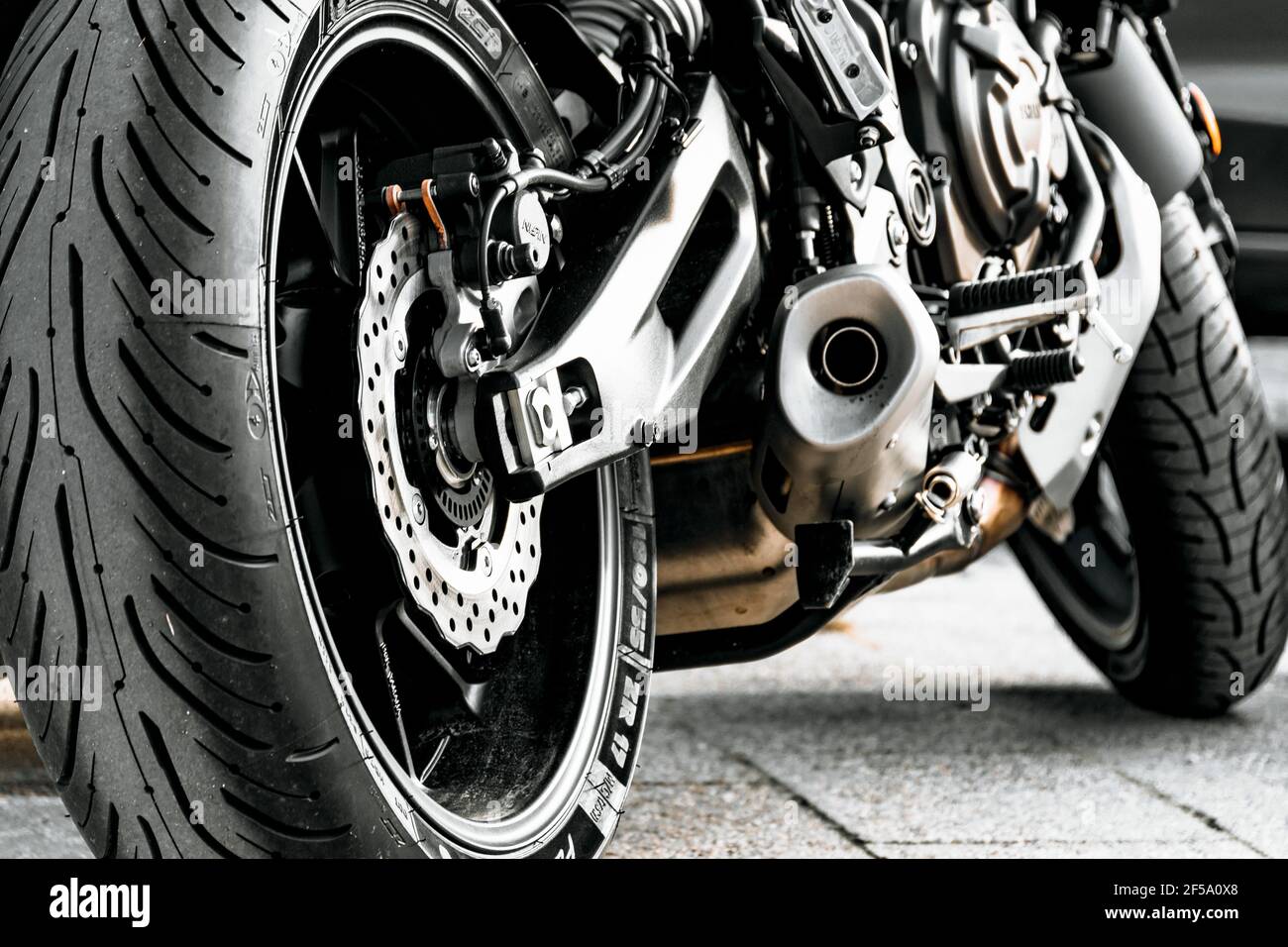 ZAGREB, CROAZIA - Mar 22, 2021: Ruota posteriore di una moto cool. Motore, velocità, primo piano, scarico, moto, moto, strada, veicolo, telaio, freni, coraggio Foto Stock