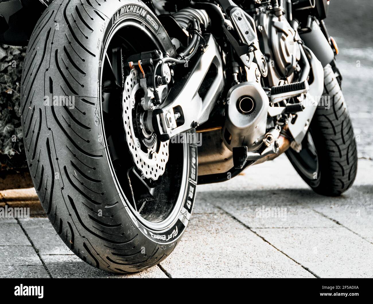 ZAGREB, CROAZIA - Mar 22, 2021: Ruota posteriore di una moto cool. Motore, velocità, primo piano, scarico, moto, moto, strada, veicolo, telaio, freni, coraggio Foto Stock