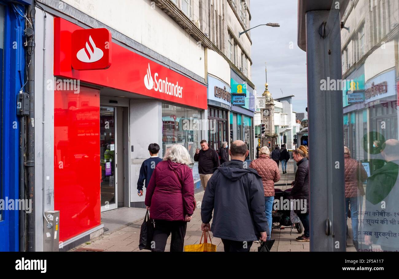 Brighton, Regno Unito. 25 Marzo 2021. La filiale della banca Santander in Western Road Brighton (questa filiale rimarrà) il giorno in cui la banca ha annunciato 111 chiusure di filiali nel Regno Unito entro la fine di agosto 2021 . Santander UK dice che è quello di tagliare 111 filiali come più clienti utilizzano online banking, ma si prevede di mantenere un numero significativo del personale interessato e le filiali chiuse sarebbe entro 3 miglia da un altro ramo: Credit: Simon Dack / Alamy Live News Foto Stock