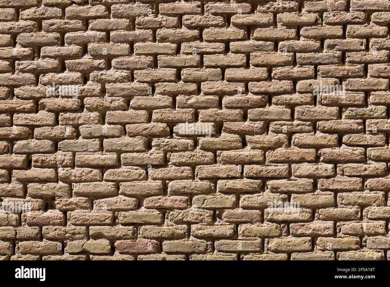 Muro di mattoni gialli con strati di cemento da Tudela, Spagna Foto Stock