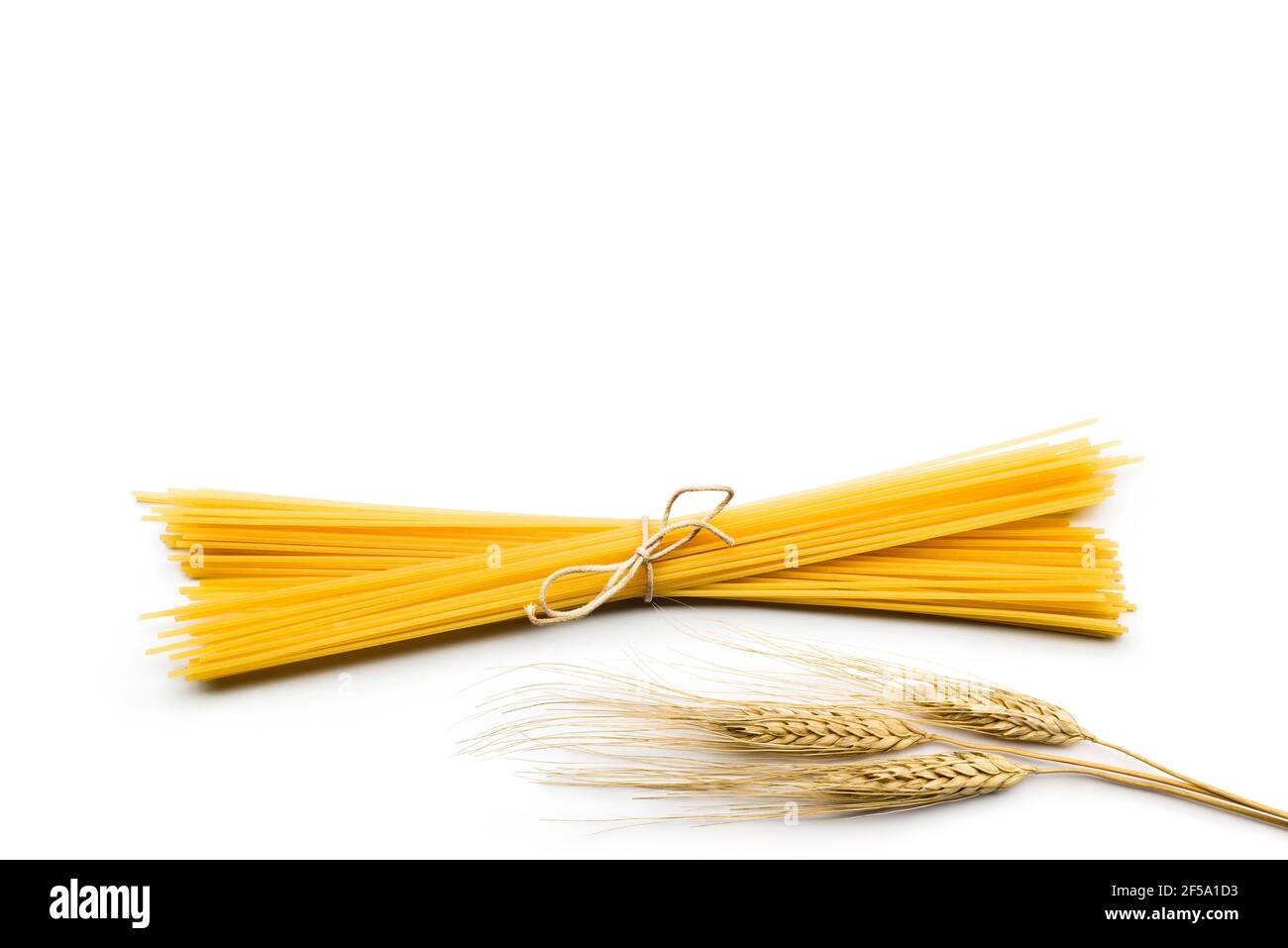 Vista dall'alto del mazzo di spaghetti con orecchie su sfondo bianco Foto Stock