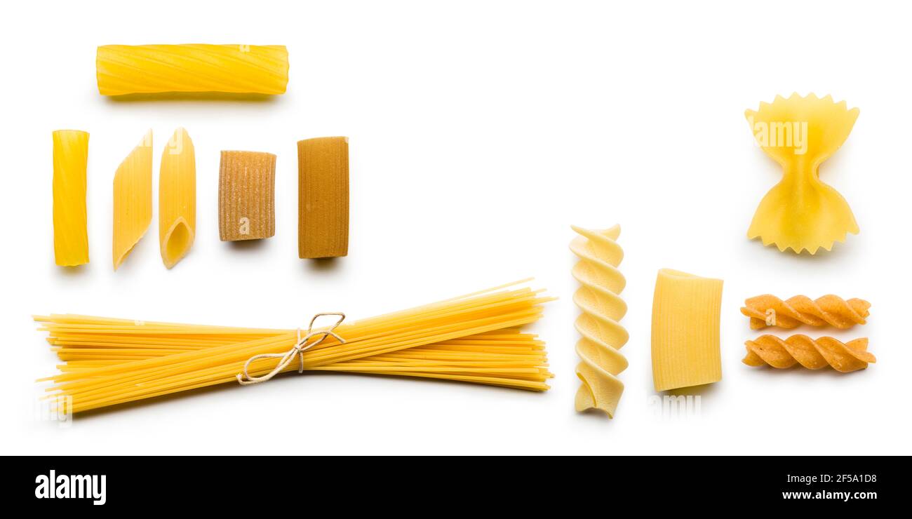 Vista dall'alto della varietà di pasta cruda su sfondo bianco Foto Stock