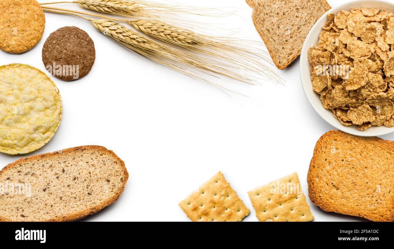 varietà di prodotti da forno e integrali su sfondo bianco Foto Stock