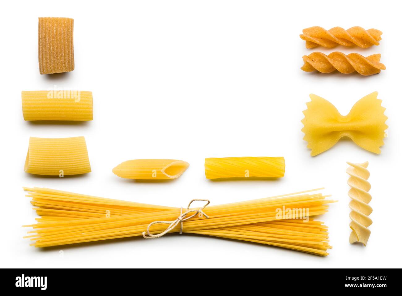Vista dall'alto della varietà di pasta cruda su sfondo bianco Foto Stock