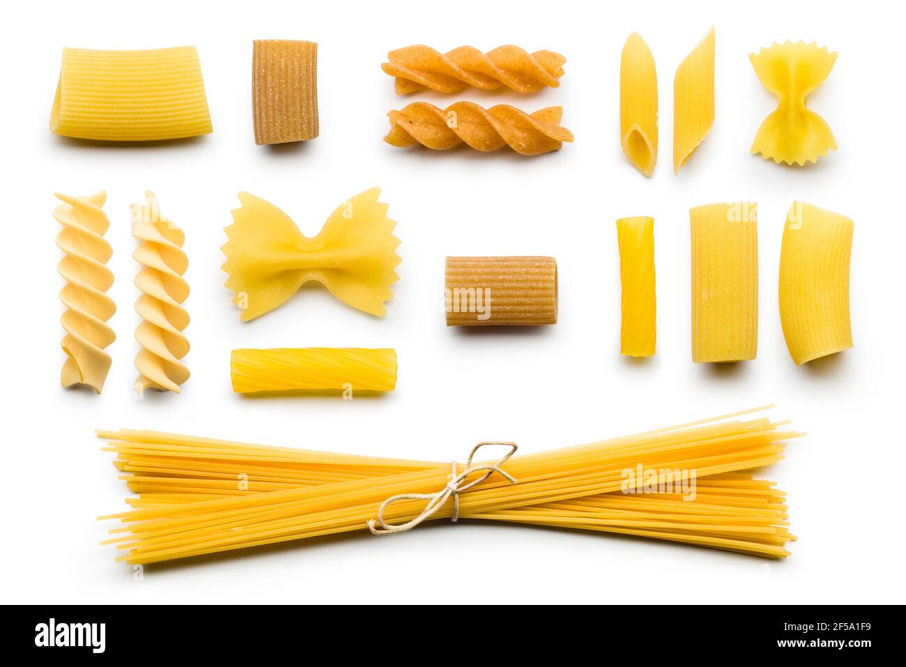 Vista dall'alto della varietà di pasta cruda su sfondo bianco Foto Stock