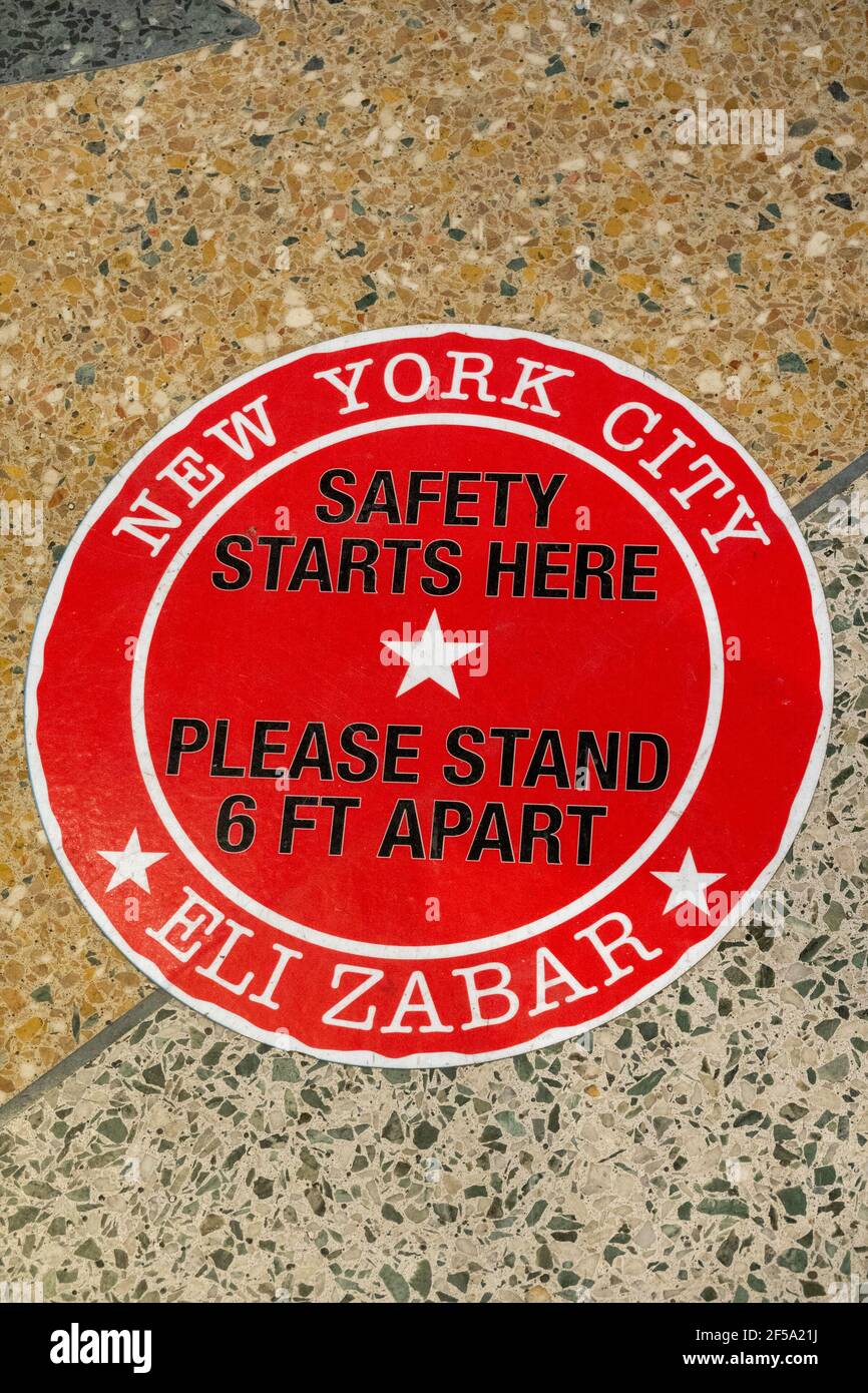 Social Distancing Markers in Grand Central Terminal Marketplace, New York City, USA Foto Stock