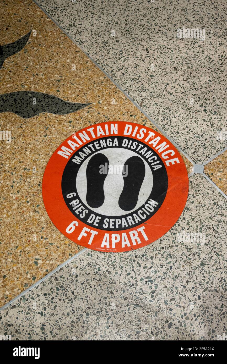 Social Distancing Markers in Grand Central Terminal Marketplace, New York City, USA Foto Stock