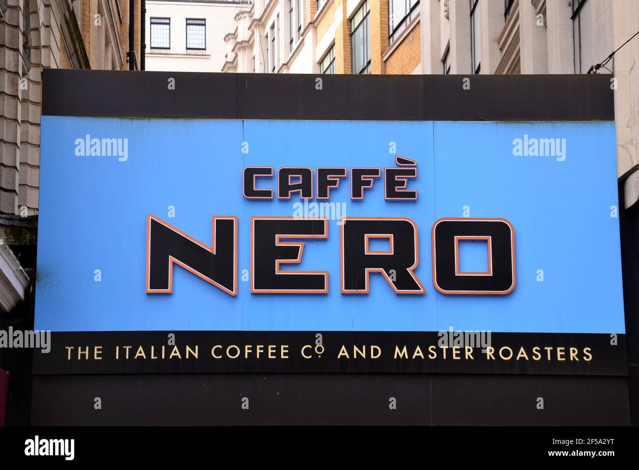 Caffè Nero segno, una casa di caffè inglese in stile italiano, in Market Street, Manchester, Inghilterra, Regno Unito. Foto Stock