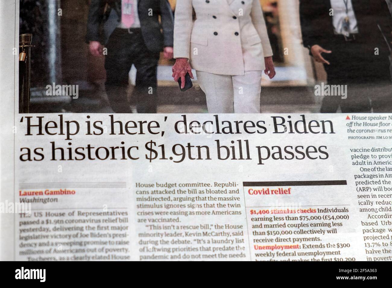 ' 'Help is Here' dichiara Biden come storico €1.9tn Bill passa' giornale Guardian titolo US Covid 19 supporto articolo 11 marzo 2021 a Washington Foto Stock