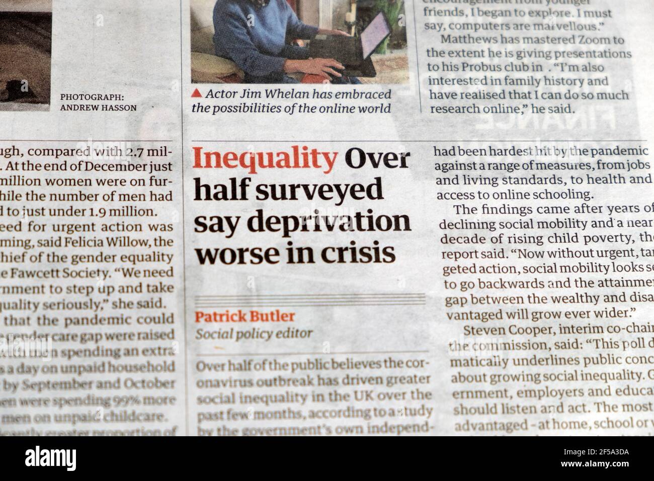 "La disuguaglianza più della metà intervistata dice che la privazione è peggiore in crisi" Guardian Titolo del giornale Covid 19 articolo del 11 marzo 2021 in Londra, Regno Unito Foto Stock