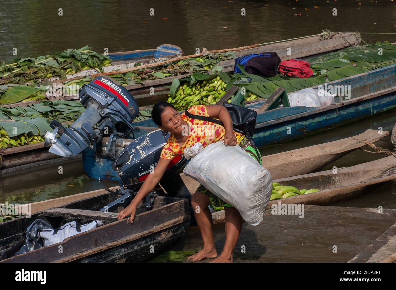 Provincia di Darien, Panama. 07-18-2019. Emigranti indigeni sono andati al mercato per acquistare cibo in barca nella provincia di Darien, Panama, America Centrale Foto Stock