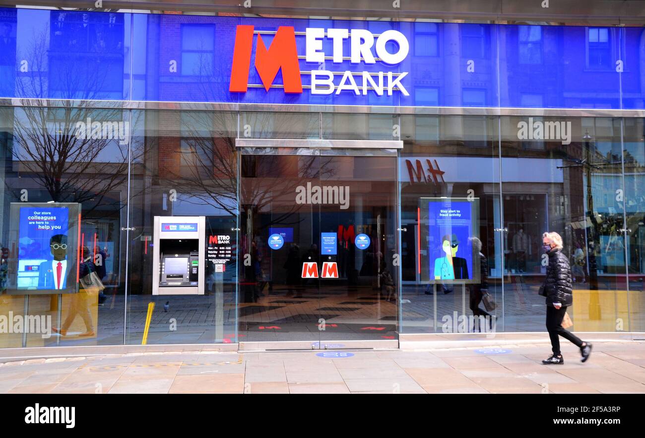 Una persona passa accanto a una filiale della Metro Bank in Market Street, Manchester, Inghilterra, Regno Unito. Foto Stock