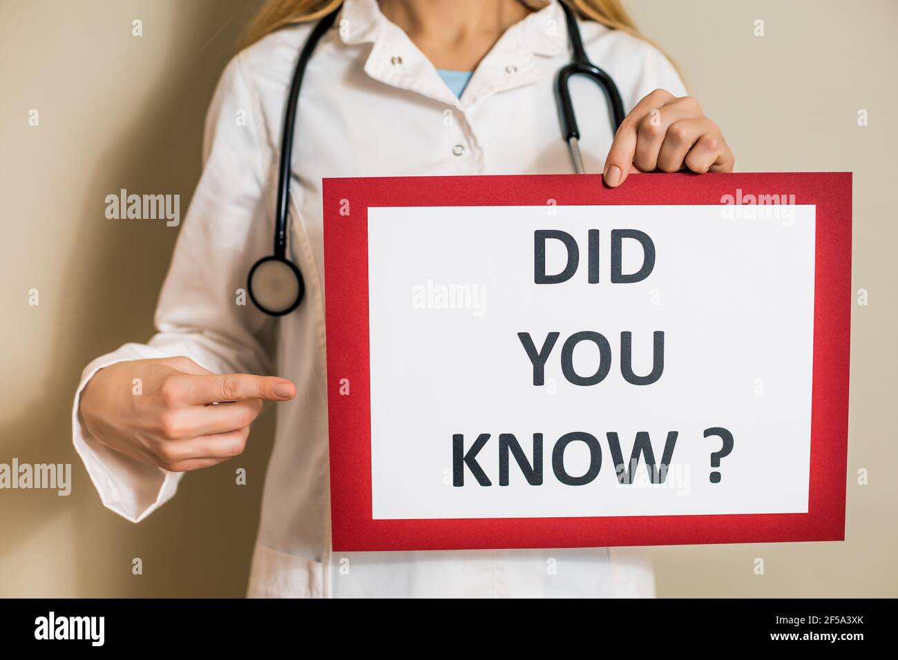 Immagine di una dottoressa in possesso di un documento con un testo lo sapevate. Foto Stock
