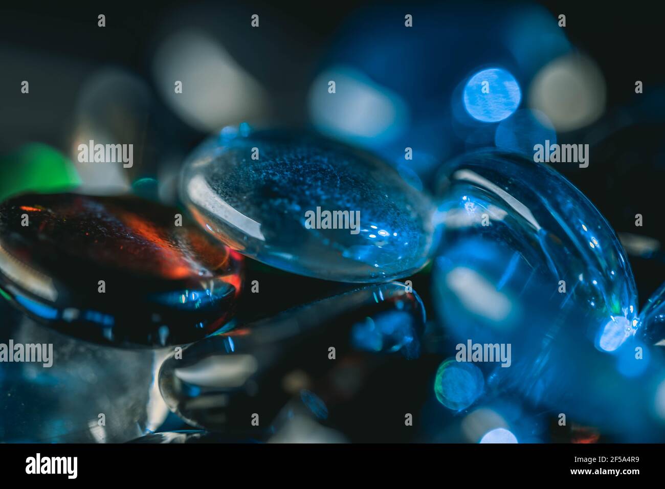 Sfondo formato da una parete di pietre di vetro colorate Foto Stock
