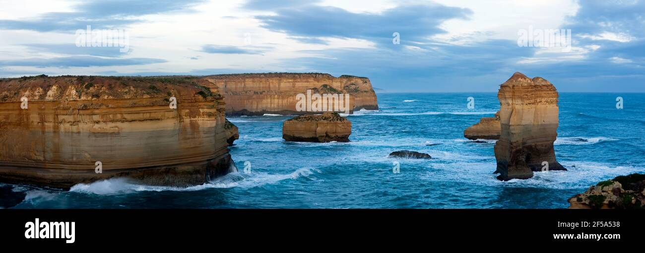 Immagini panoramiche di due dei dodici Apostoli, Port Campbell National Park, Victoria, Australia Foto Stock
