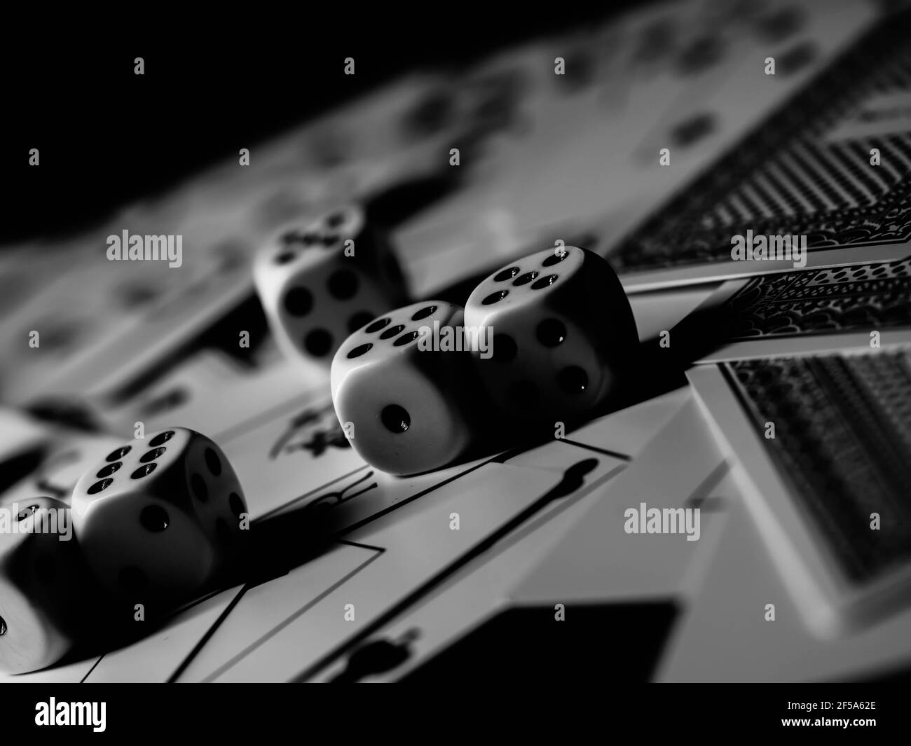 Carte da gioco classiche, assi per poker, gioco d'azzardo e casinò isolati su sfondo nero con clipping path e dadi Foto Stock