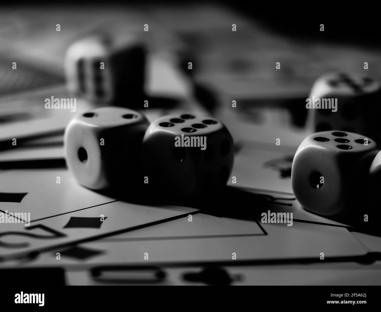 Carte da gioco classiche, assi per poker, gioco d'azzardo e casinò isolati su sfondo nero con clipping path e dadi Foto Stock