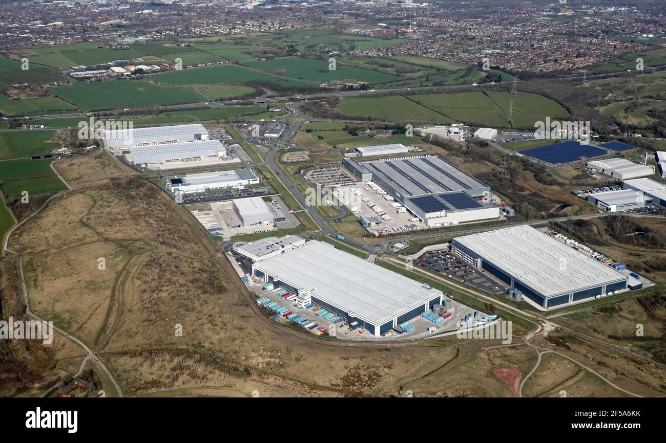 Veduta aerea di un parco industriale / tenuta a sud di Bolton, Greater Manchester. La strada centrale è Bridgewater Avenue, ALDI e Amazon unità Foto Stock