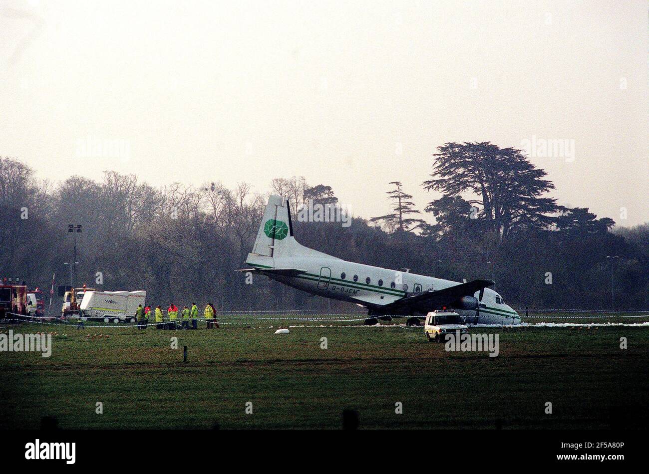 Leeds United Football Team aereo che si è schiantato marzo 1998 il L'aereo che riporta Leeds United allo Yorkshire si trova al naso giù Dopo un incidente atterrando al decollo all'aeroporto di Stansted Foto Stock