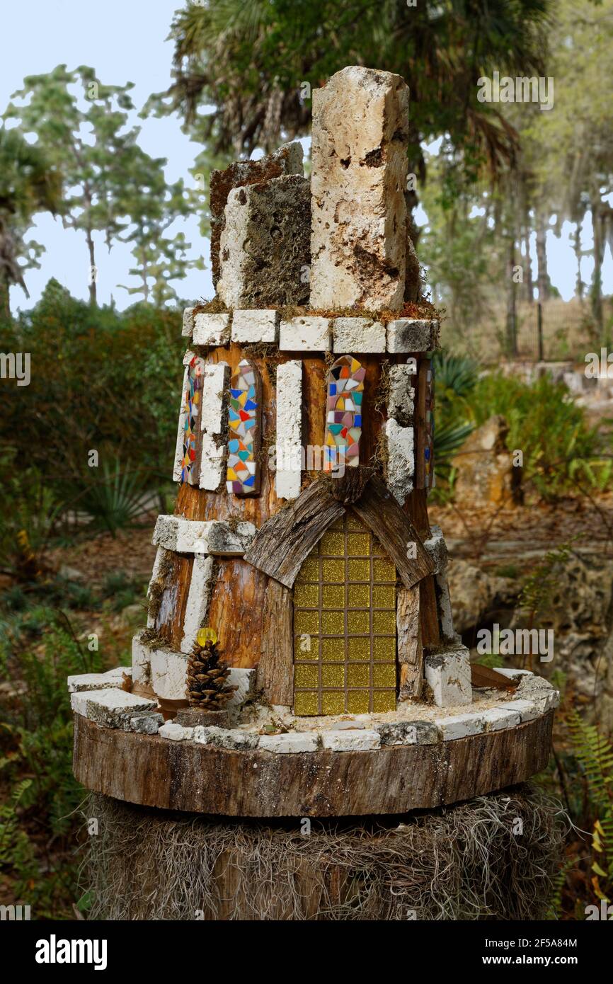 Amaca Hollow Children's Garden, Fairy House Trail, scultura whimsical, apprendimento basato sulla scoperta, divertimento, Unique Elements, Florida, Bok Tower Gardens, Foto Stock