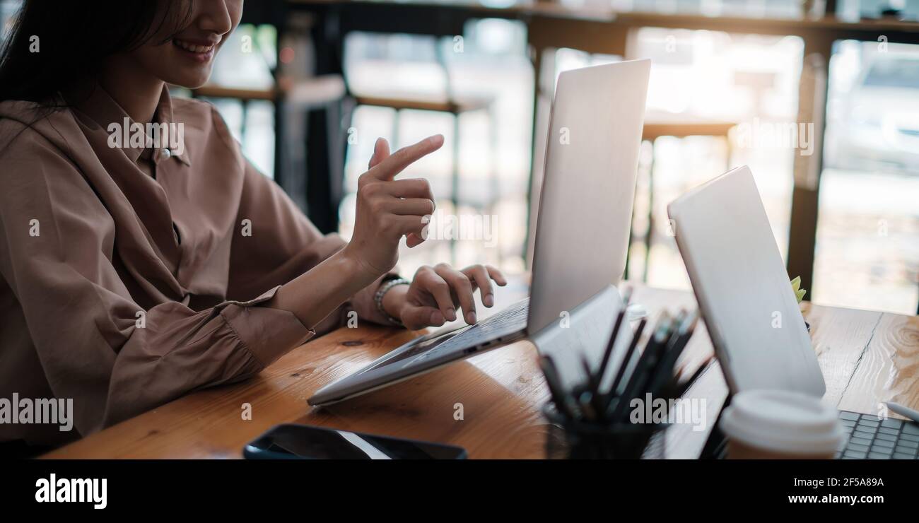 Ritratto di una donna d'affari che discute con i suoi partner del nuovo prodotto durante una videoconferenza in ufficio. Foto Stock