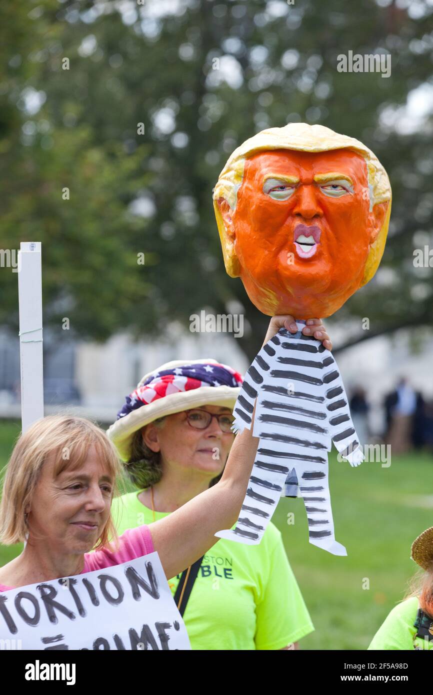 26 settembre 2019, Washington, DC: LA congresswoman AMERICANA Ilhan Omar (D-MN), la congresswoman Barbara Lee (D-CA) e il congressman al Green (D-TX), parlano ad un raduno 'Impeach Trump', ospitato dai Democratici progressivi d'America, di fronte al Campidoglio degli Stati Uniti. Nella foto: La donna tiene in mano una mache di carta di Donald Trump in una tuta a a strisce. Foto Stock