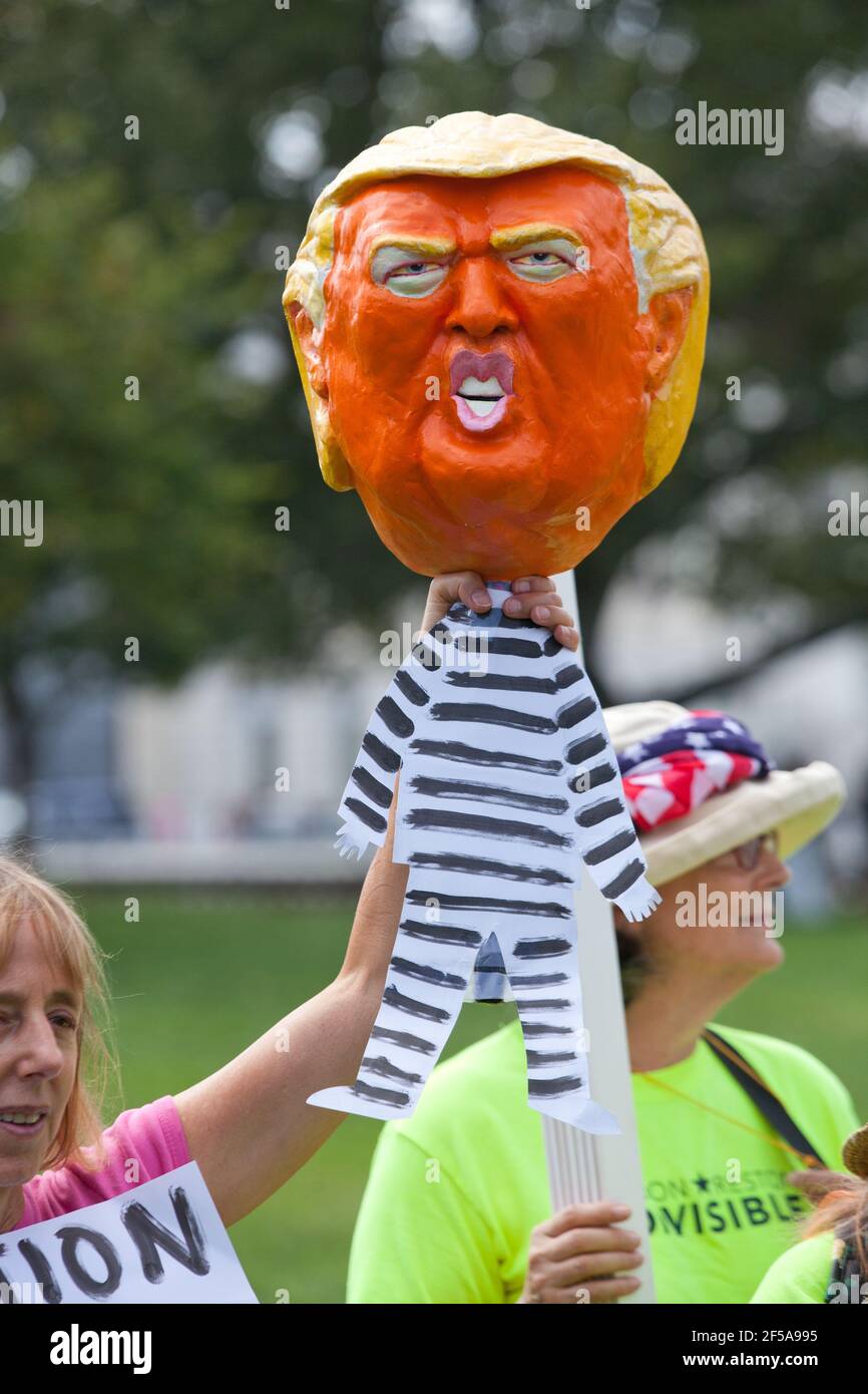 26 settembre 2019, Washington, DC: LA congresswoman AMERICANA Ilhan Omar (D-MN), la congresswoman Barbara Lee (D-CA) e il congressman al Green (D-TX), parlano ad un raduno 'Impeach Trump', ospitato dai Democratici progressivi d'America, di fronte al Campidoglio degli Stati Uniti. Nella foto: La donna tiene in mano una mache di carta di Donald Trump in una tuta a a strisce. Foto Stock