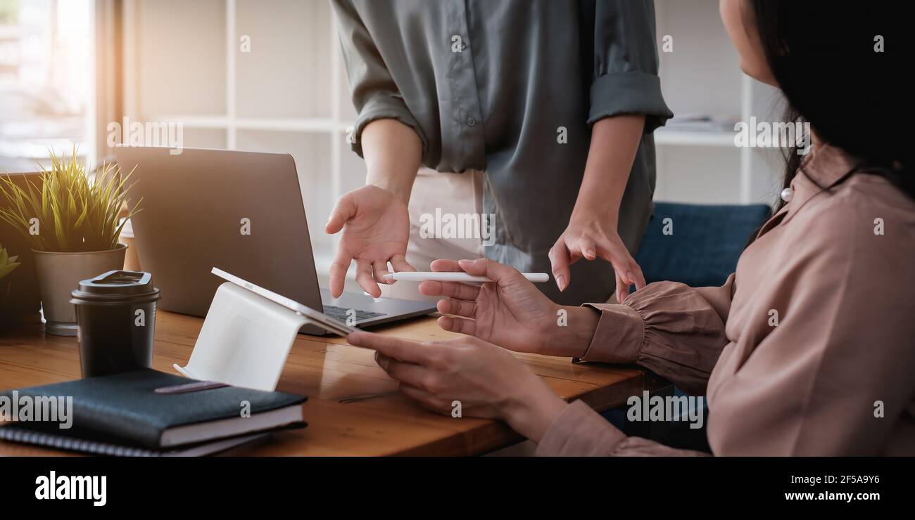 I manager dei fondi consultano il team e discutono sull'analisi mercato azionario degli investimenti tramite tablet digitale. Foto Stock