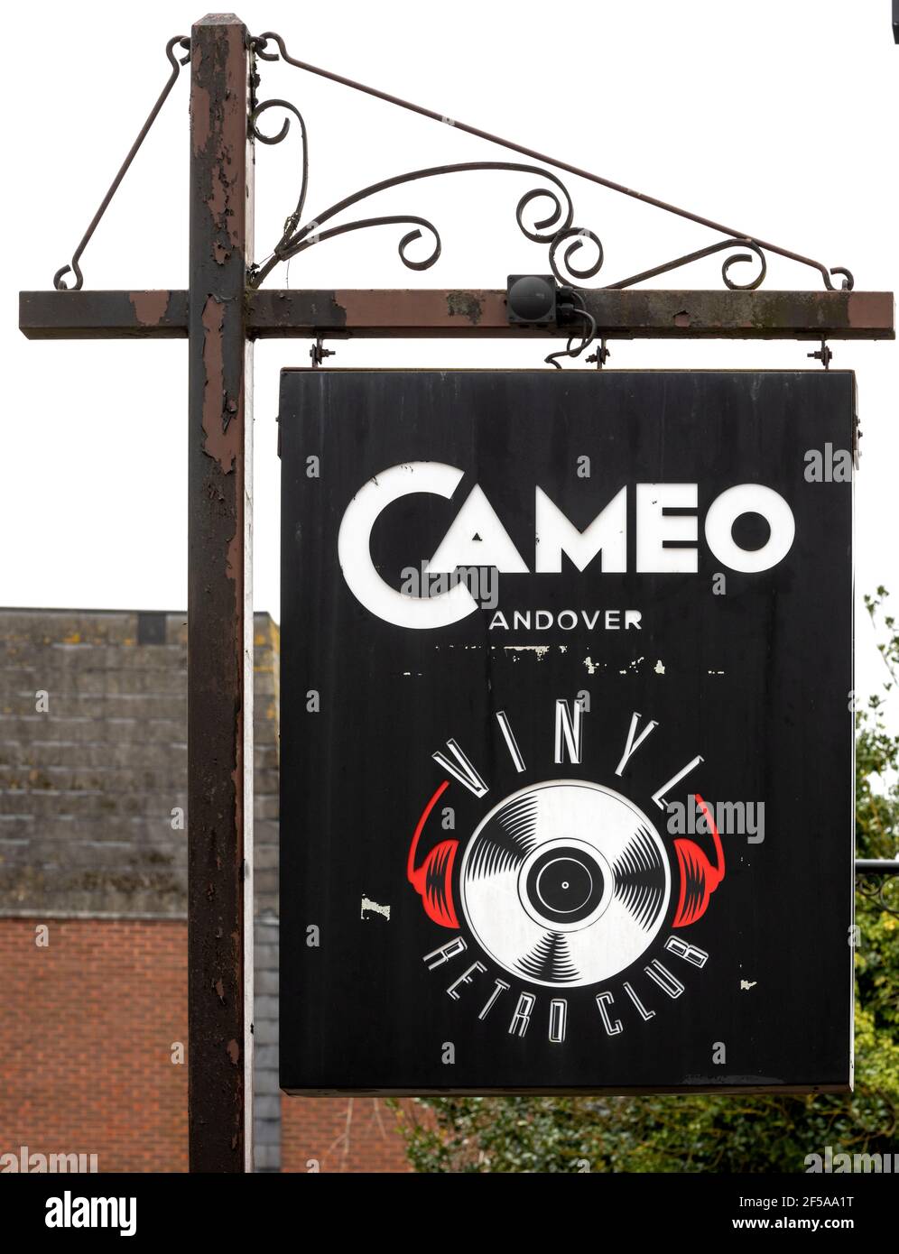 Cartello appeso fuori dal night club Cameo & Vinyl, London Street, Andover, Hampshire, Inghilterra, REGNO UNITO Foto Stock