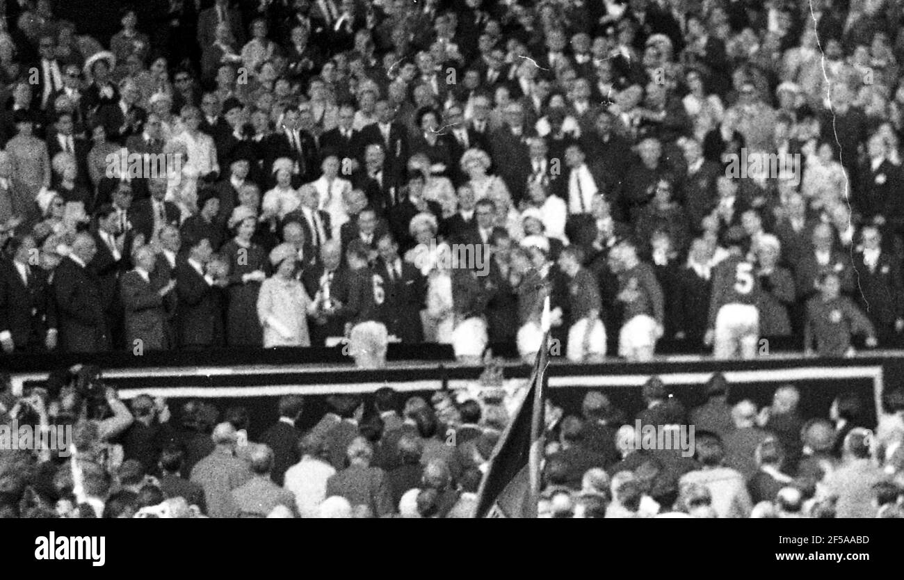 Inghilterra contro la finale della Coppa del mondo della Germania occidentale 1966, Wembley Stadium la regina Elisabetta consegna il Jules Rimet Trophy - la Coppa del mondo - all'Inghilterra Caprain Bobby Moore Foto di Tony Henshaw Archive Foto Stock